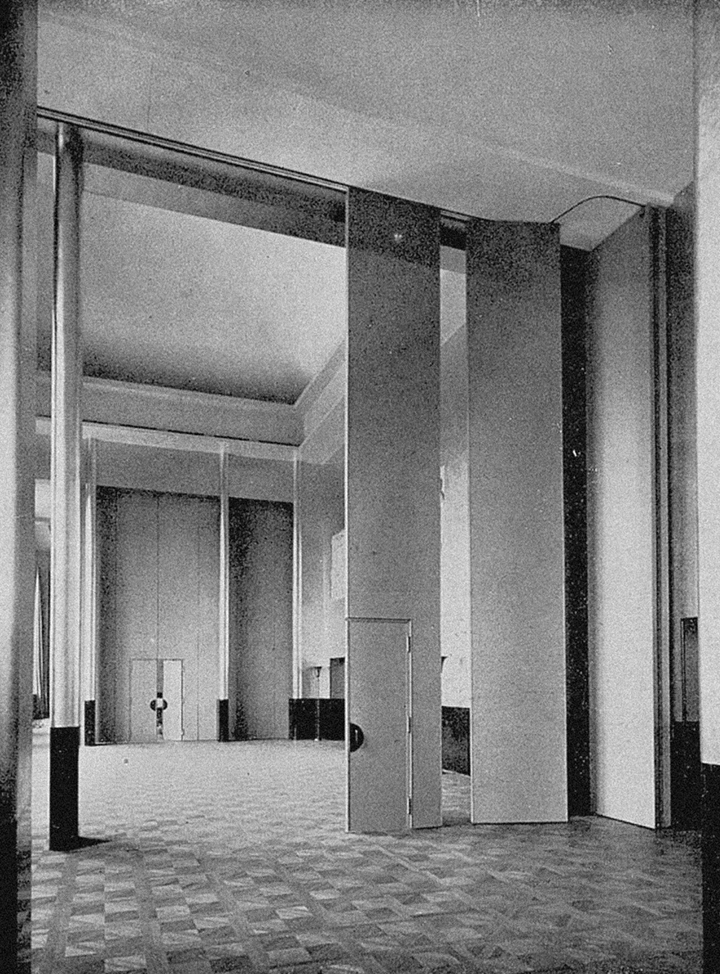 Mairie de Boulogne-Billancourt, 1933 (T. Garnier, M. Debat-Ponsan, arch.). Cloison mobile par Jean Prouvé.