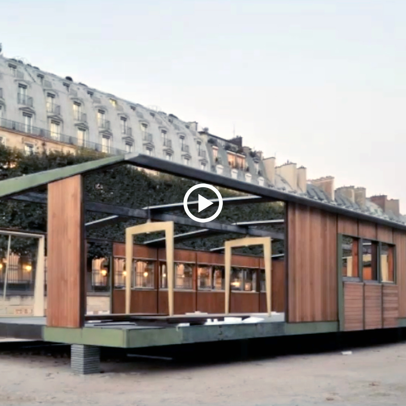 Montage de la maison Ferembal, 1948, adaptation Jean Nouvel. Jardin des Tuileries, Paris, 2010.