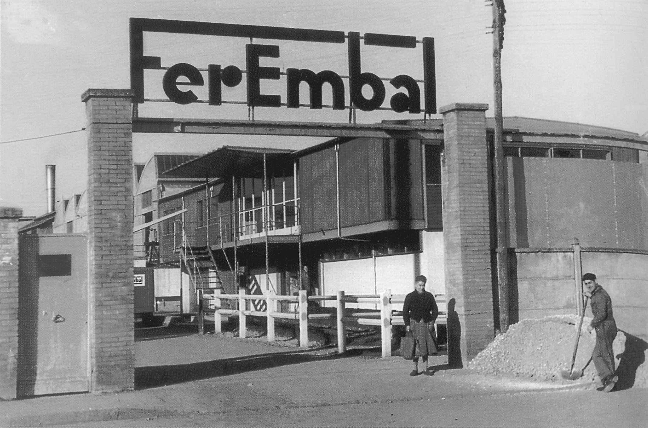 Entrée de l’usine Ferembal, place Provençal, Nancy, c. 1955.