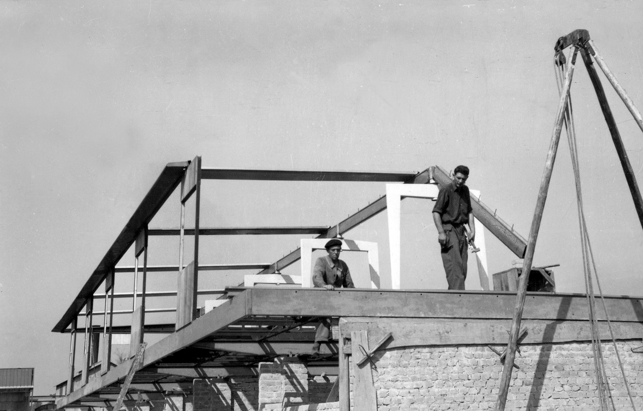 Maison Ferembal, Nancy. Montage des portiques et des poutres faitières, été 1948.