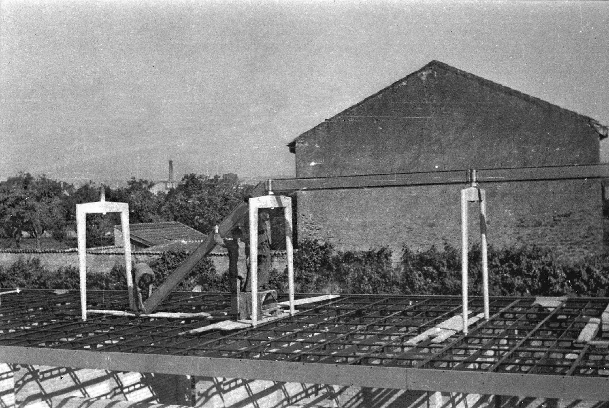 Ferembal house, Nancy. Assembling the metal floor structure and the metal frame, summer 1948.