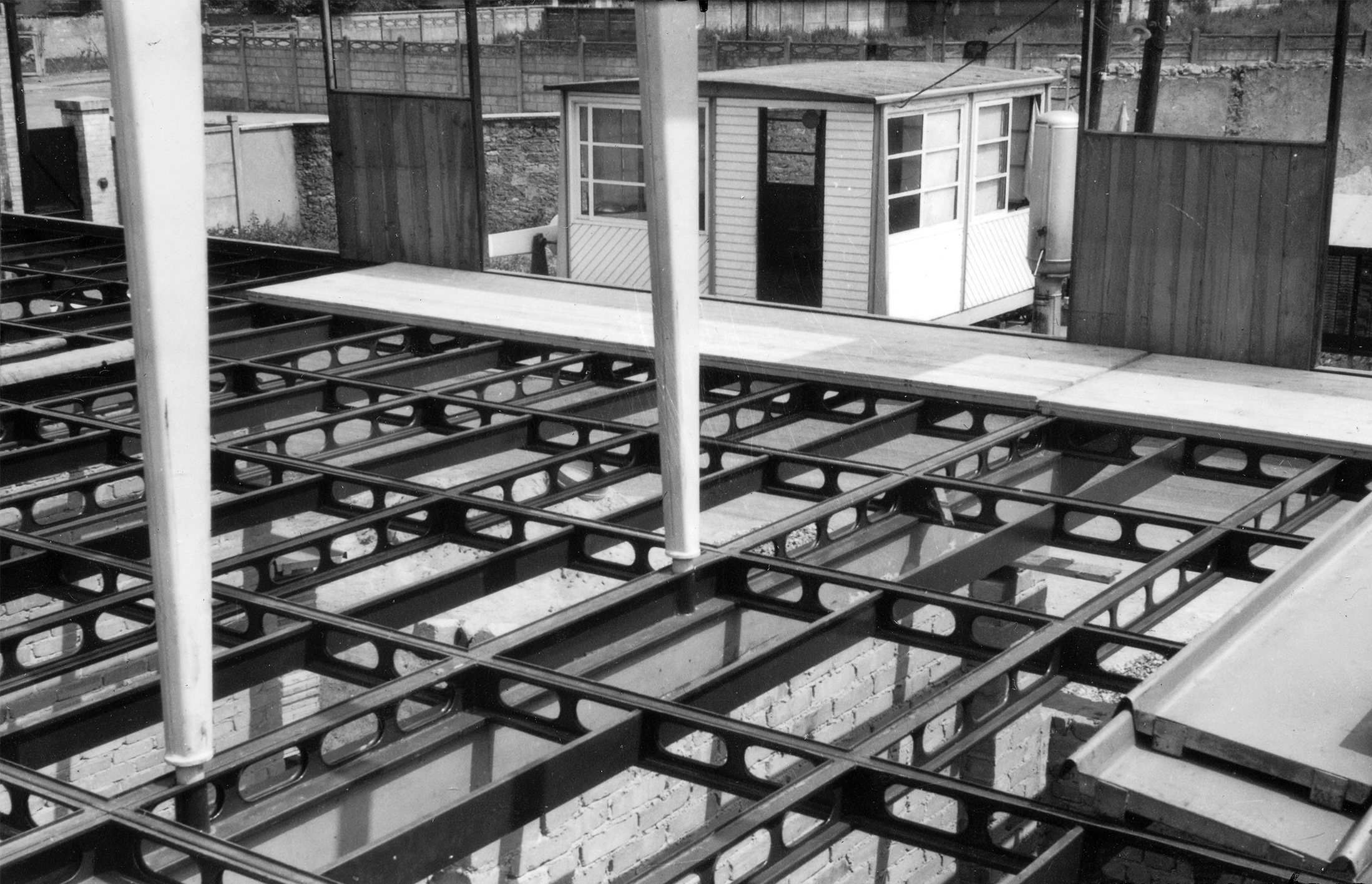 Maison Ferembal, Nancy. Montage de la structure métallique de plancher, été 1948.