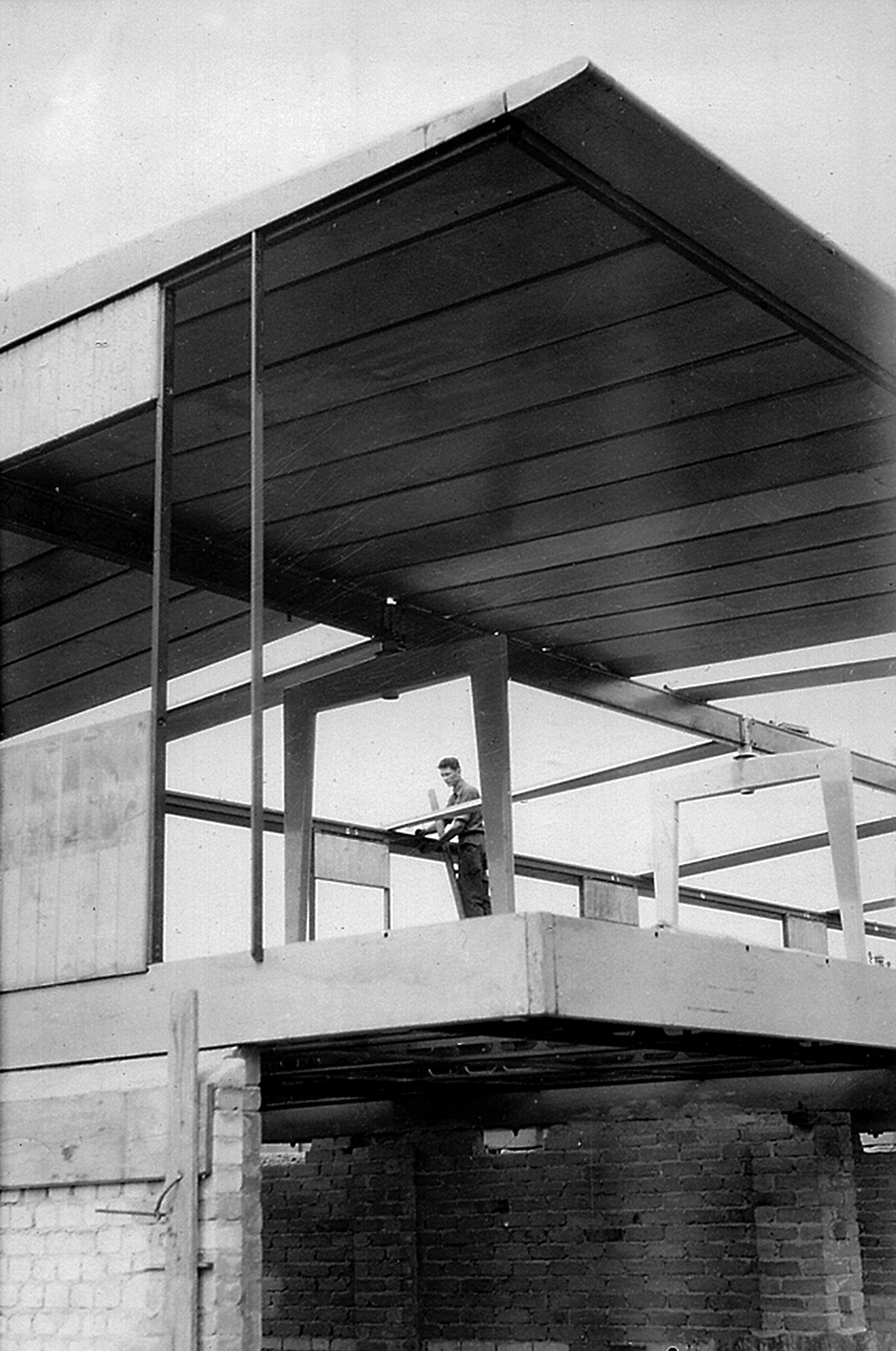 Maison Ferembal, Nancy. Montage de l’ossature métallique et de la couverture en acier, bacs de toiture et chéneau, été 1948.