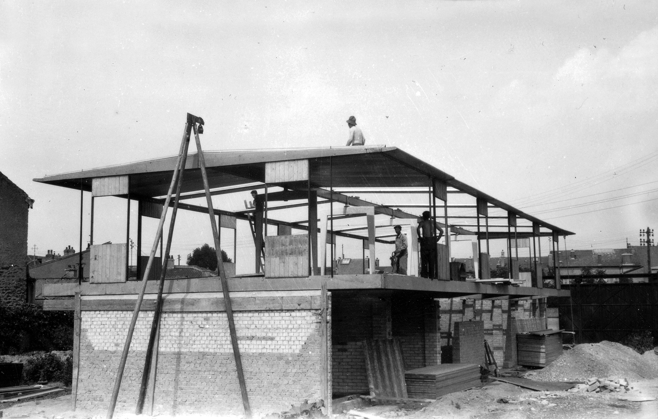 Maison Ferembal, Nancy. Montage de l’ossature métallique, des panneaux de façade et du plancher bois, été 1948.