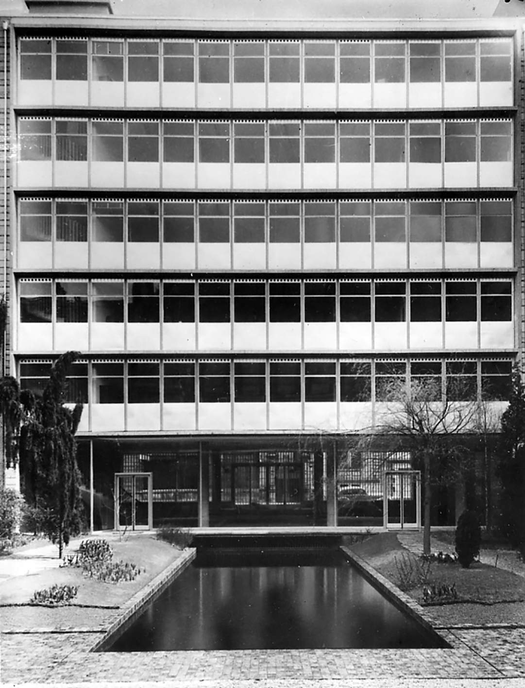 Headquarters of the Fédération Nationale du Bâtiment, Paris (architects J. Gravereaux and R. Lopez, 1949).
