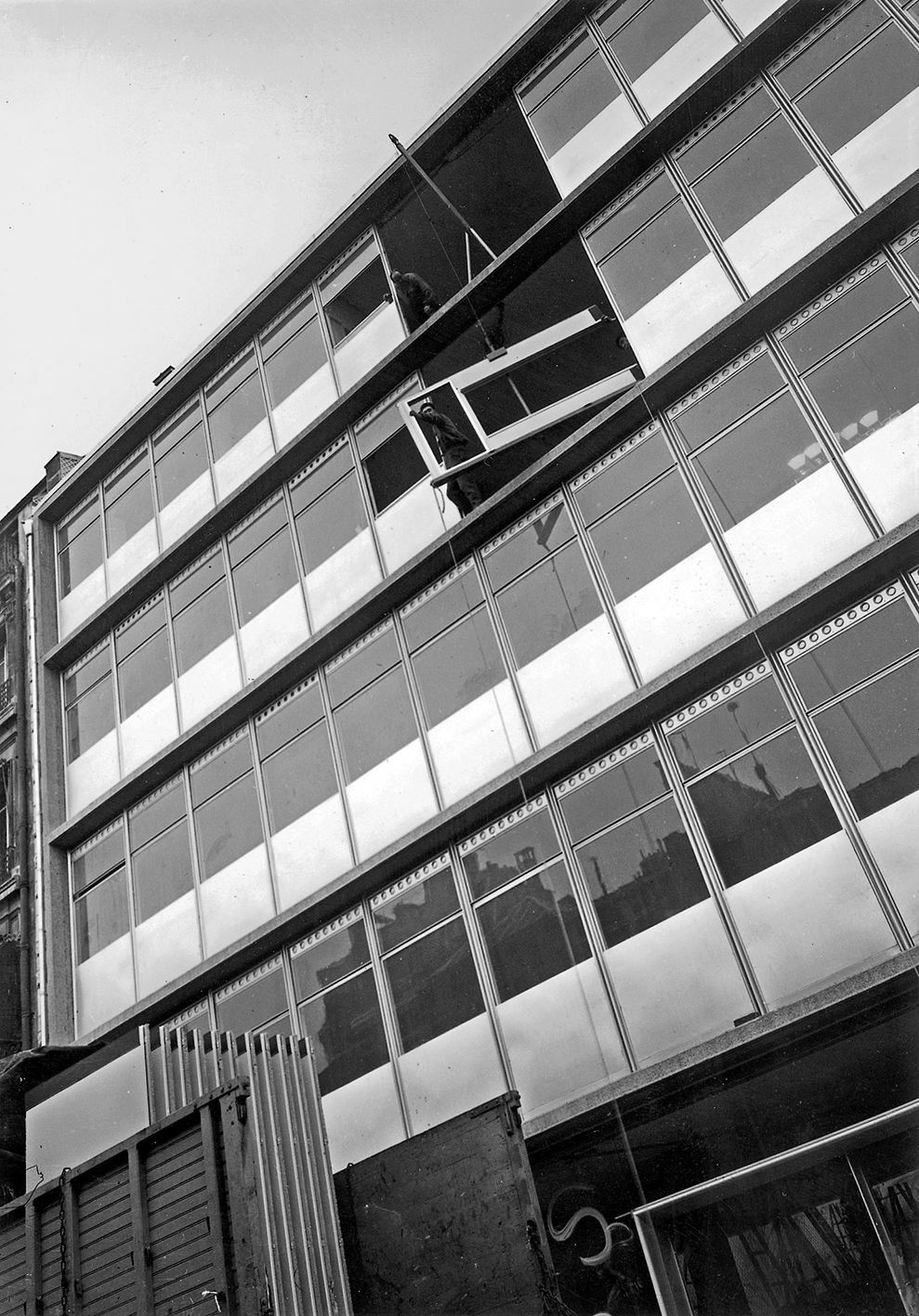 Siège de la Fédération nationale du bâtiment, Paris (J. Gravereaux et R. Lopez, arch., 1949). Montage des panneaux de façade conçus par Jean Prouvé.