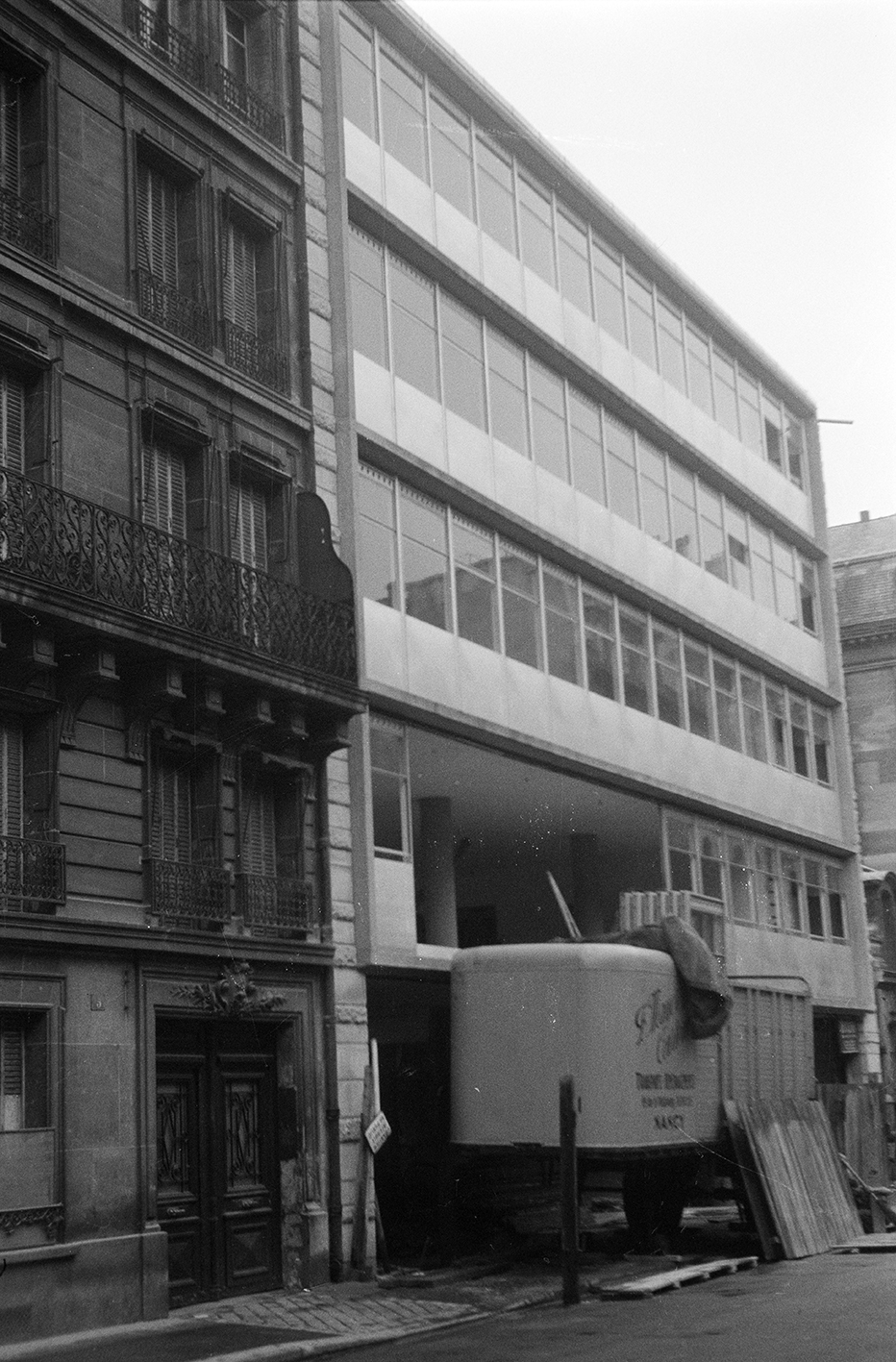 Headquarters of the Fédération Nationale du Bâtiment, Paris  (architects J. Gravereaux and R. Lopez, 1949). Assembling the facade panels by Jean Prouvé.
