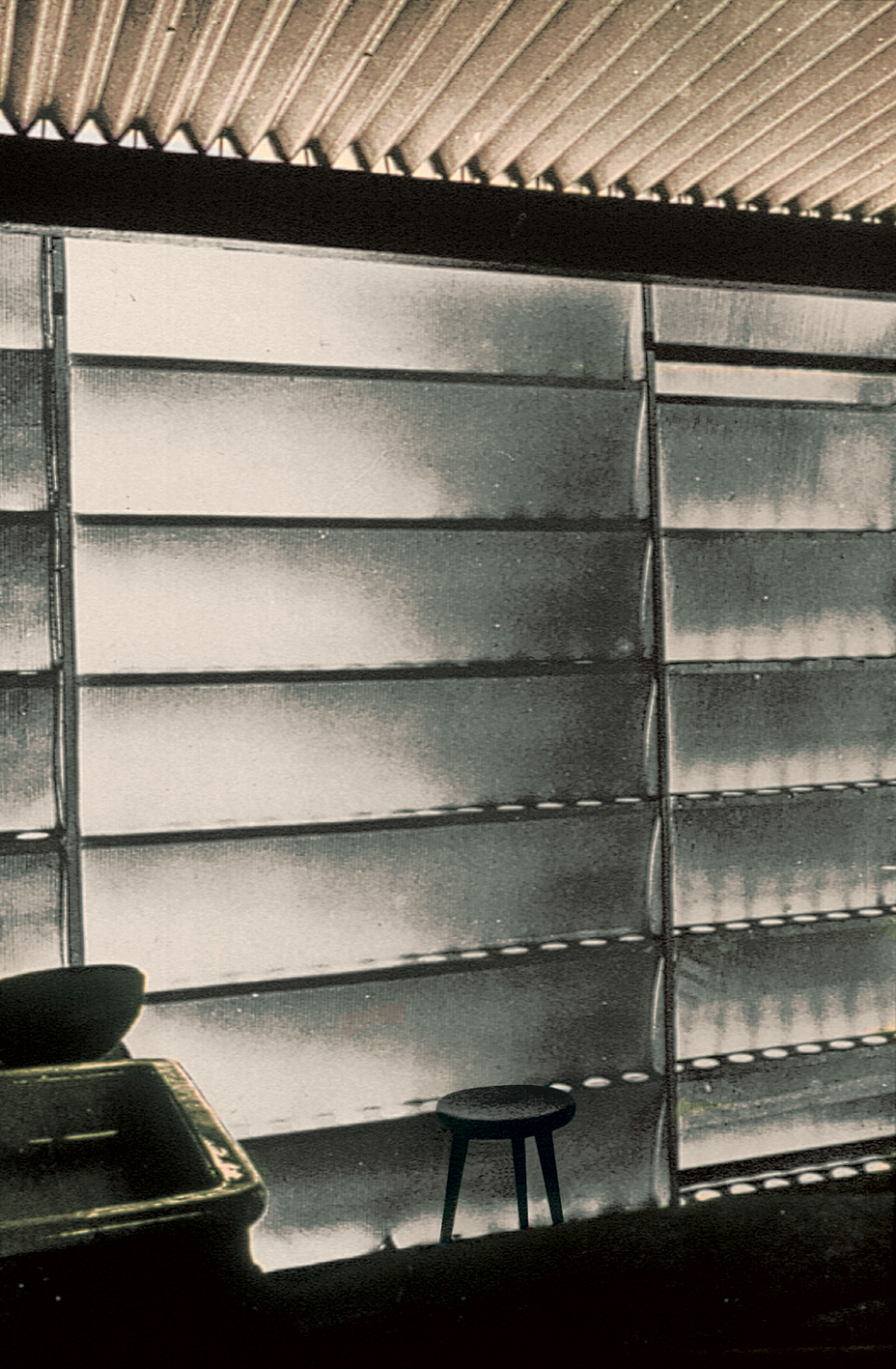 Écoles industrialisées du Cameroun et logements de fonction (Atelier LWD Lagneau, Weill, Dimitrijevic, arch. 1964). Façades brise-soleil conçues par Jean Prouvé.