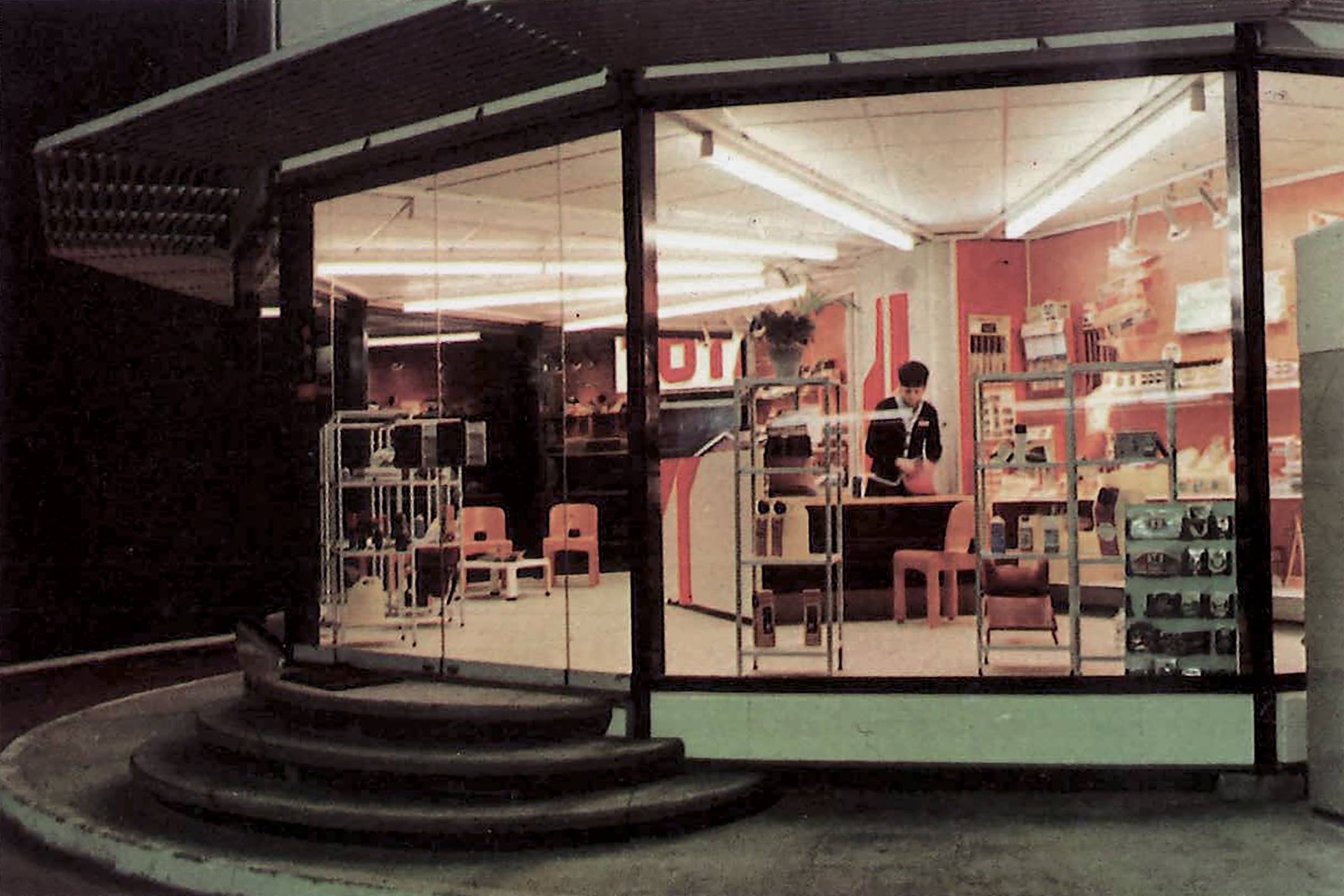 “A new kind of service station”. Photograph in <i>Nouvelles Total</i>, the Total company house journal, no. 46, April 1970.