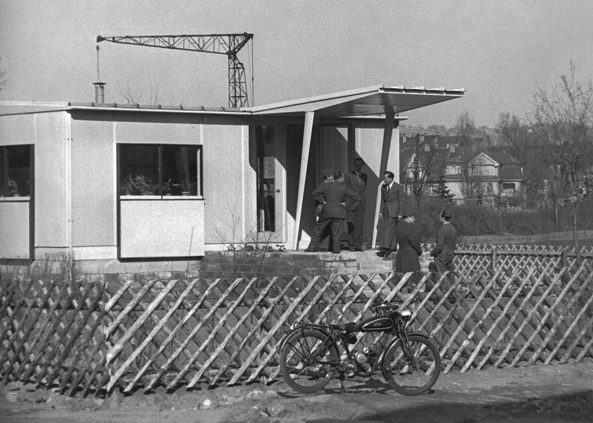 Maison démontable 8x8, 1947. Maison de démonstration montée à Sarrebrück et utilisée comme centre social par le gouvernement militaire français.