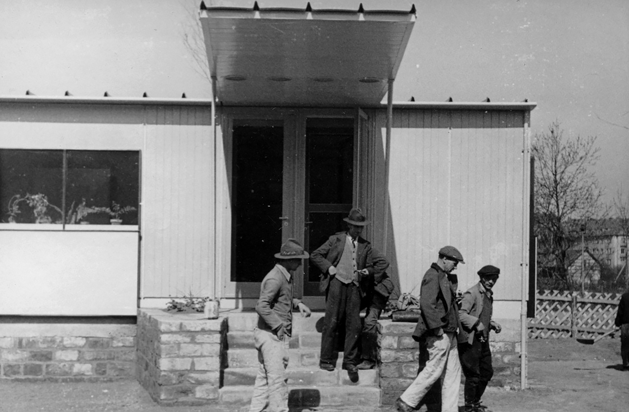 Maison démontable 8x8, 1947. Maison de démonstration montée à Sarrebrück et utilisée comme centre social par le gouvernement militaire français.