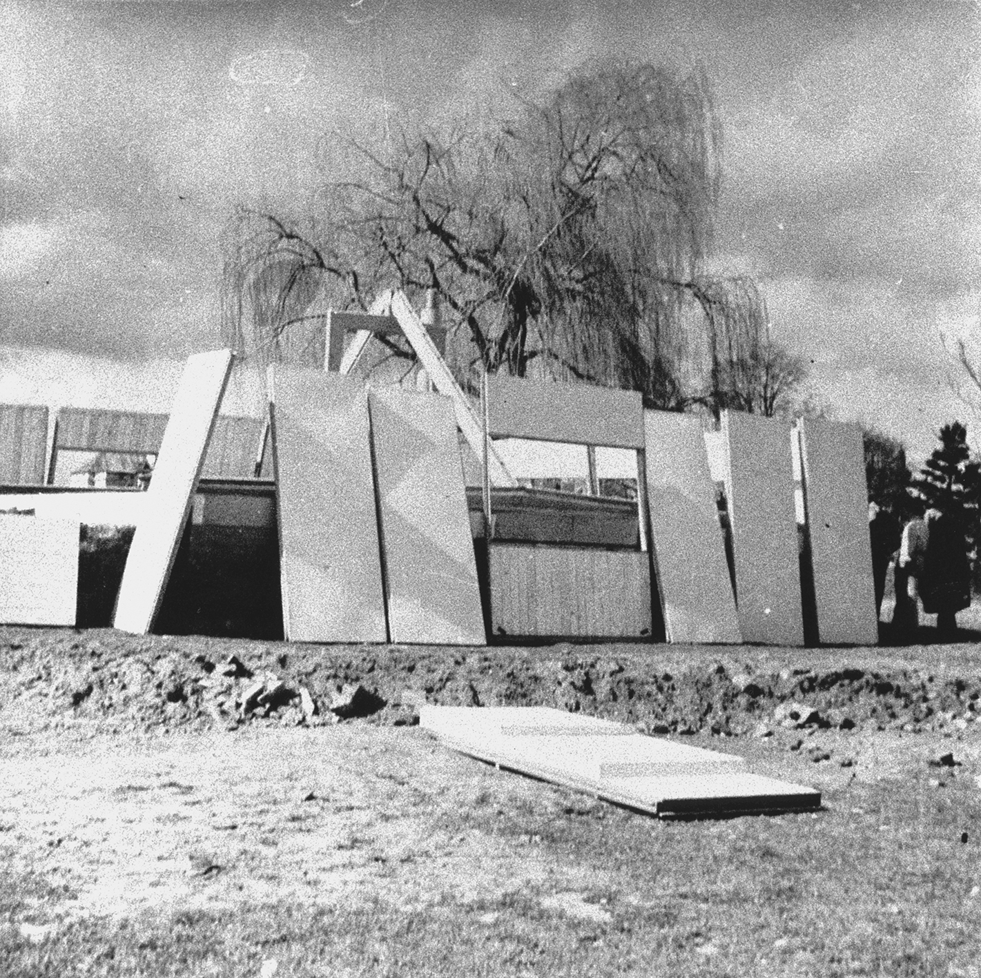 Maison démontable 8x8, Sarrebrück, 1947. Construction de la maison de démonstration.