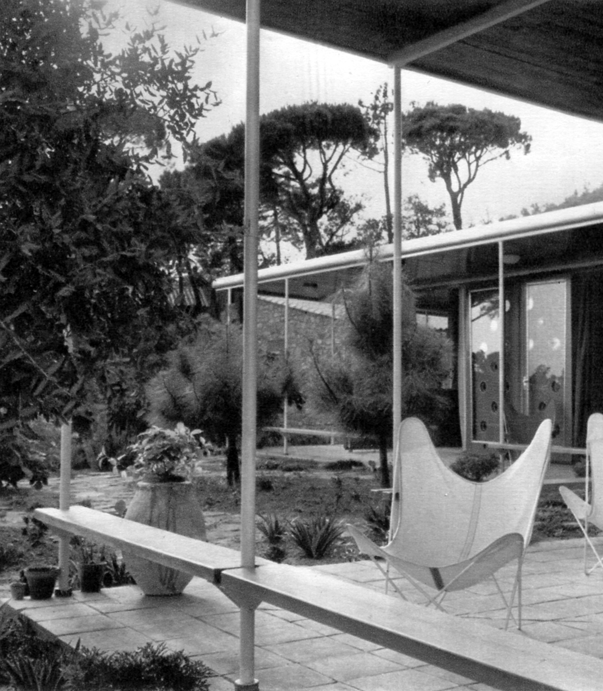 Villa Lopez, Guerrevieille, Sainte-Maxime, 1952-1953 (Jean Prouvé avec R. Lopez et H. Prouvé, arch.) paru dans <i>La maison française,</i> n° 109, juillet 1957.