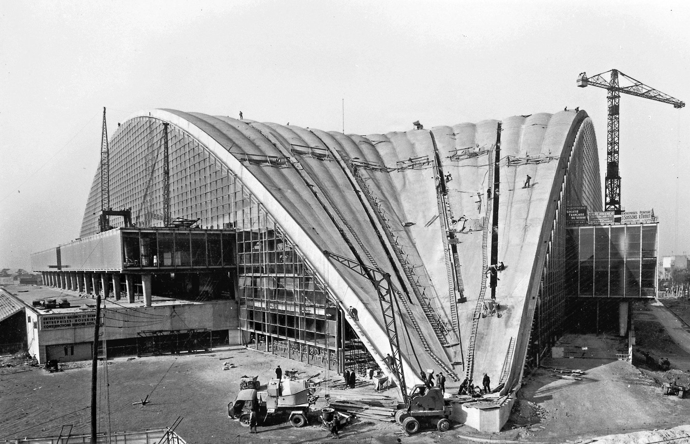 C.N.I.T., Centre national des industries et des techniques, Paris-La Défense, 1956-1958 (R. Camelot, J. de Mailly et B. H. Zehrfuss, arch.). Façade vitrée par Jean Prouvé.