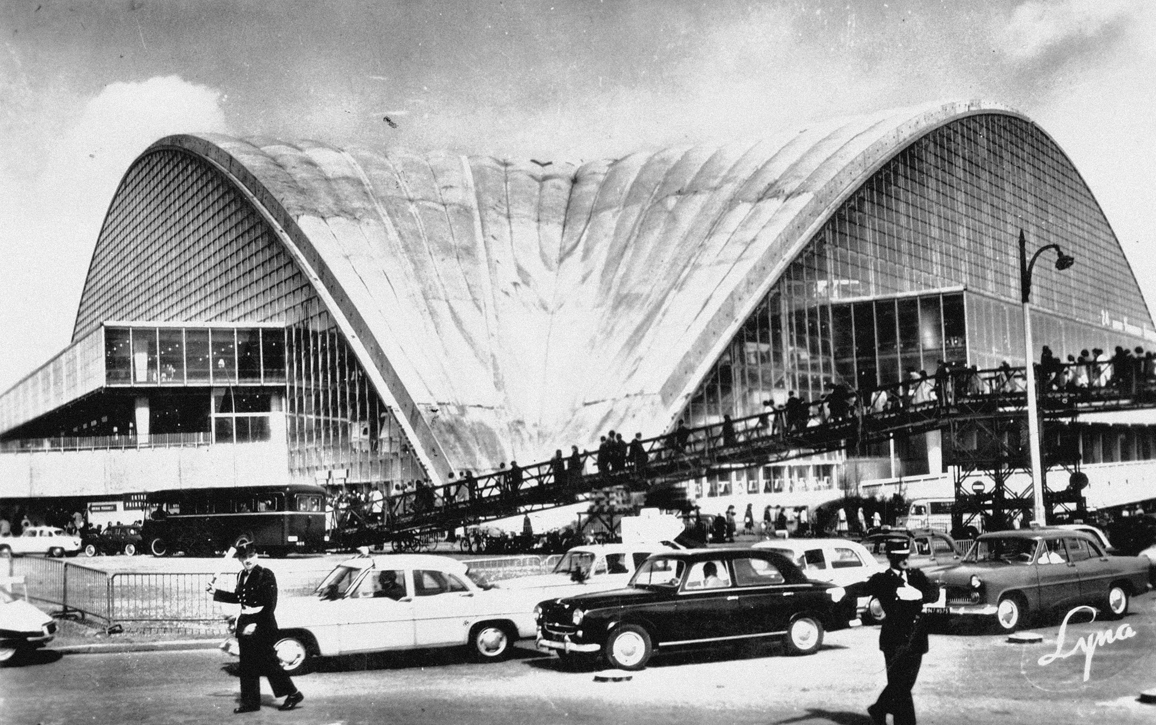 C.N.I.T., Centre national des industries et des techniques, Paris-La Défense, 1956-1958 (R. Camelot, J. de Mailly et B. H. Zehrfuss, arch.). Façade vitrée par Jean Prouvé.