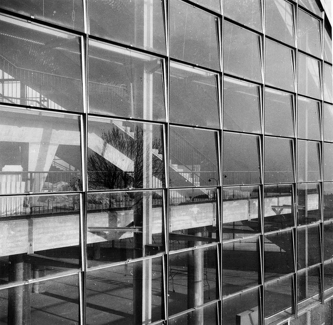 C.N.I.T., Centre National des Industries et des Techniques, Paris-La Défense, 1956–1958 (architects R. Camelot, J. de Mailly and B. H. Zehrfuss). Glazed facade by Jean Prouvé.