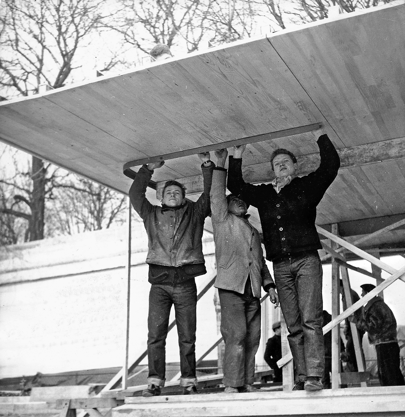 Maison démontable Les Jours Meilleurs. Pose des panneaux de bois composant la couverture et le plafond, quai Alexandre-III, Paris, février 1956.