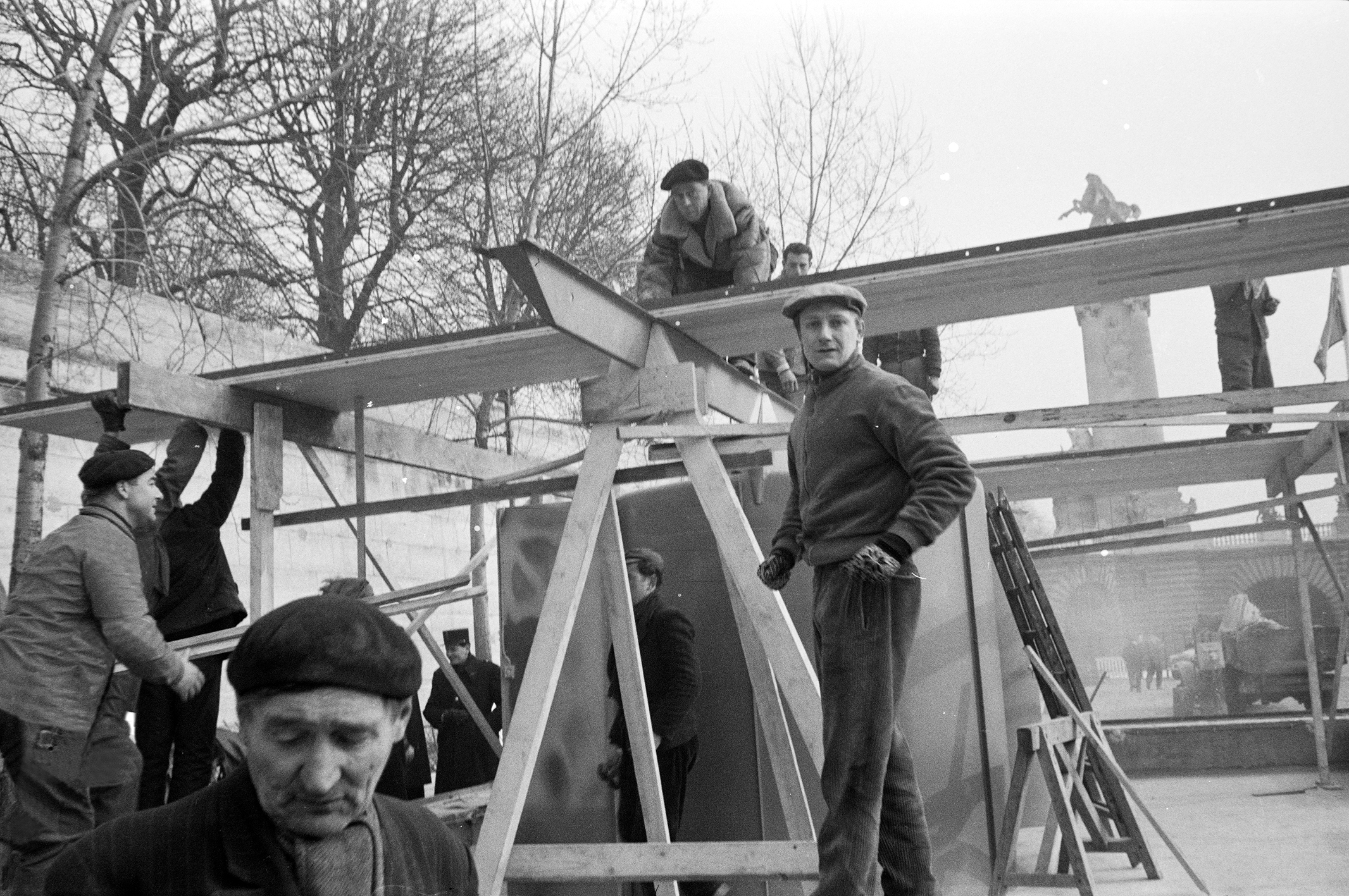 Les Jours Meilleurs demountable house. Installing the wooden panels for the roof and ceiling, Quai Alexandre-III, Paris, February 1956.