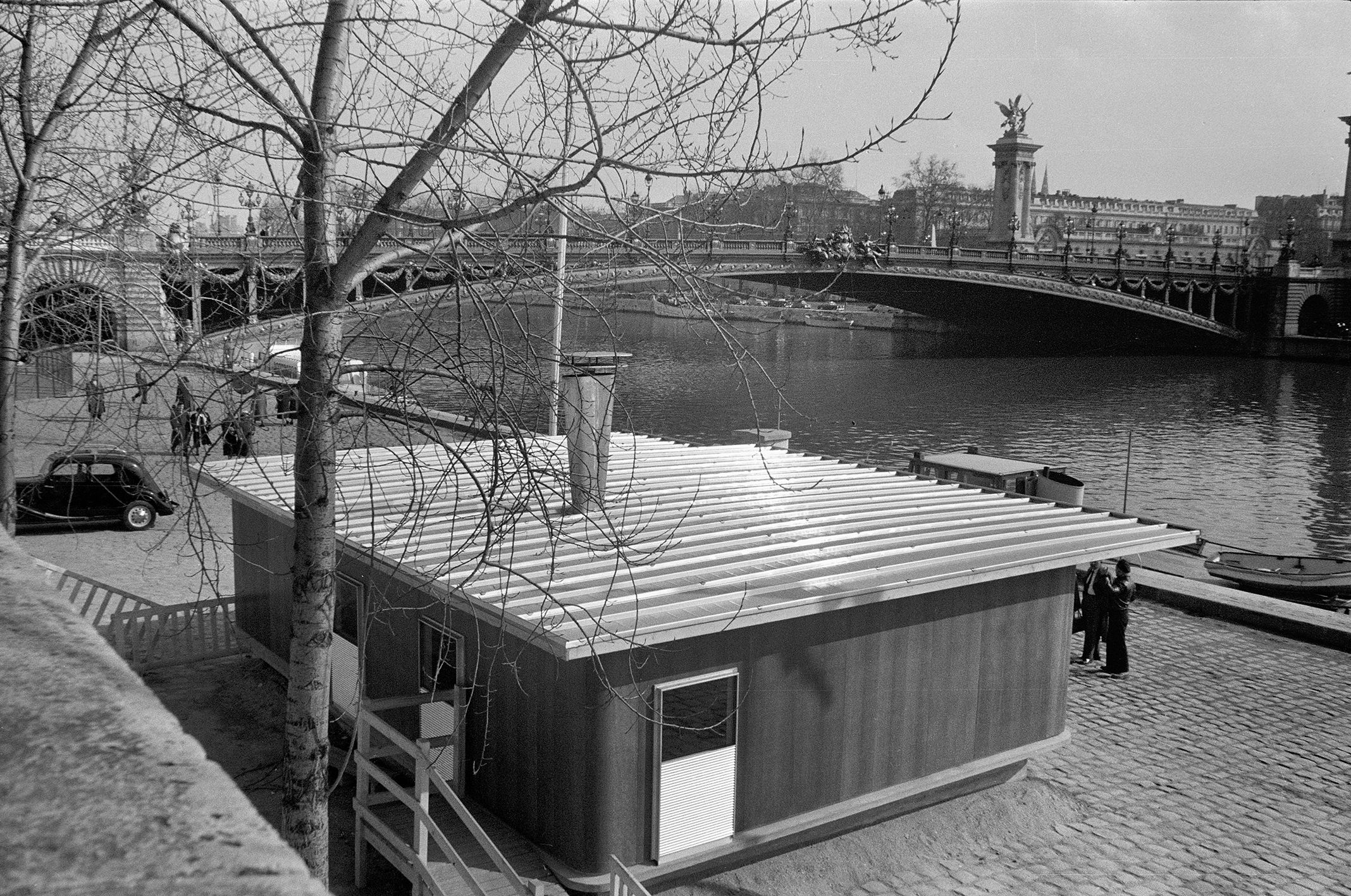 Les Jours Meilleurs demountable house. Prototype of the house designed for Abbé Pierre. Salon des Arts Ménagers home show, housing section Quai Alexandre-III, Paris, February 1956.