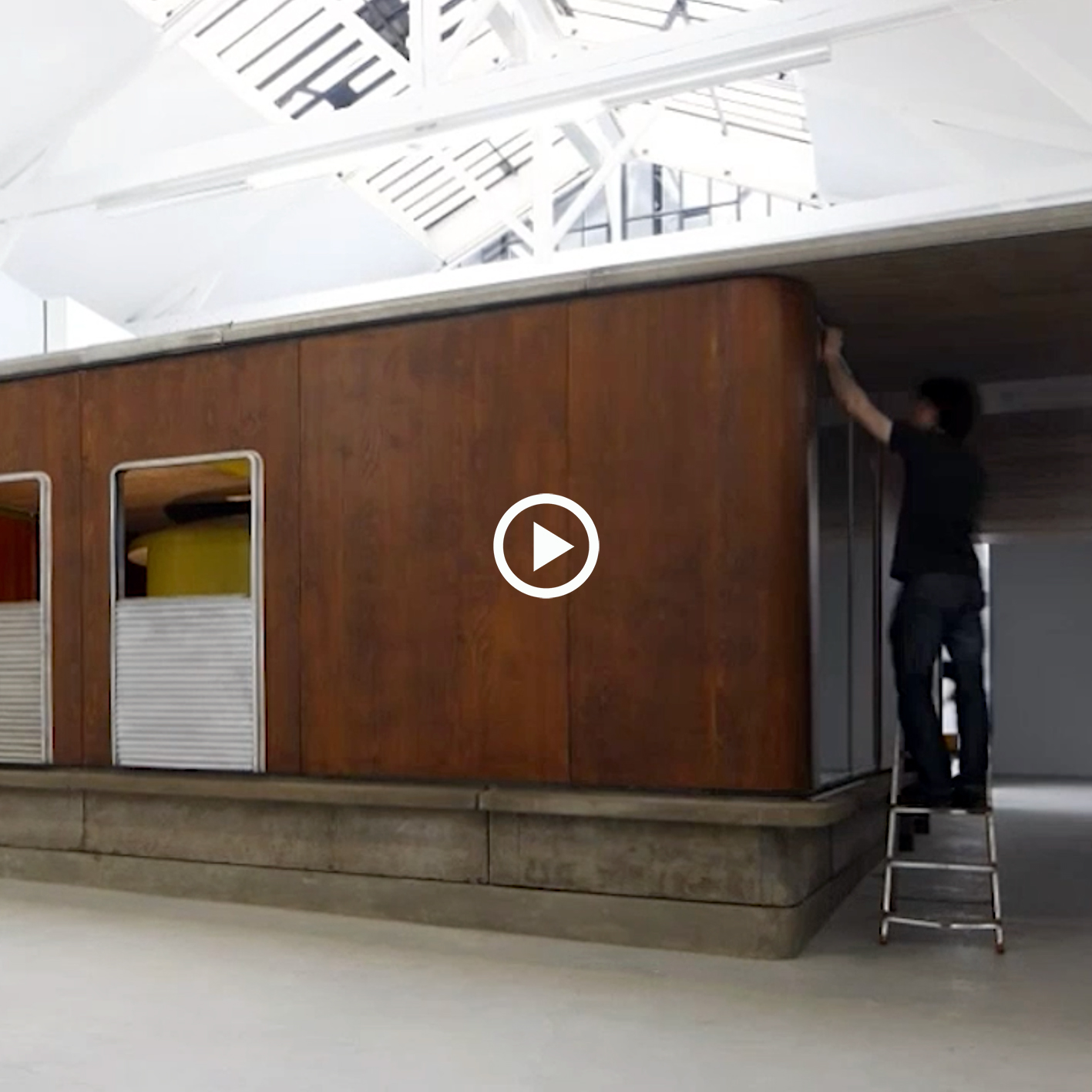 Assembling the Jours Meilleurs demountable house, 1956. Galerie Patrick Seguin, Paris, 2012.