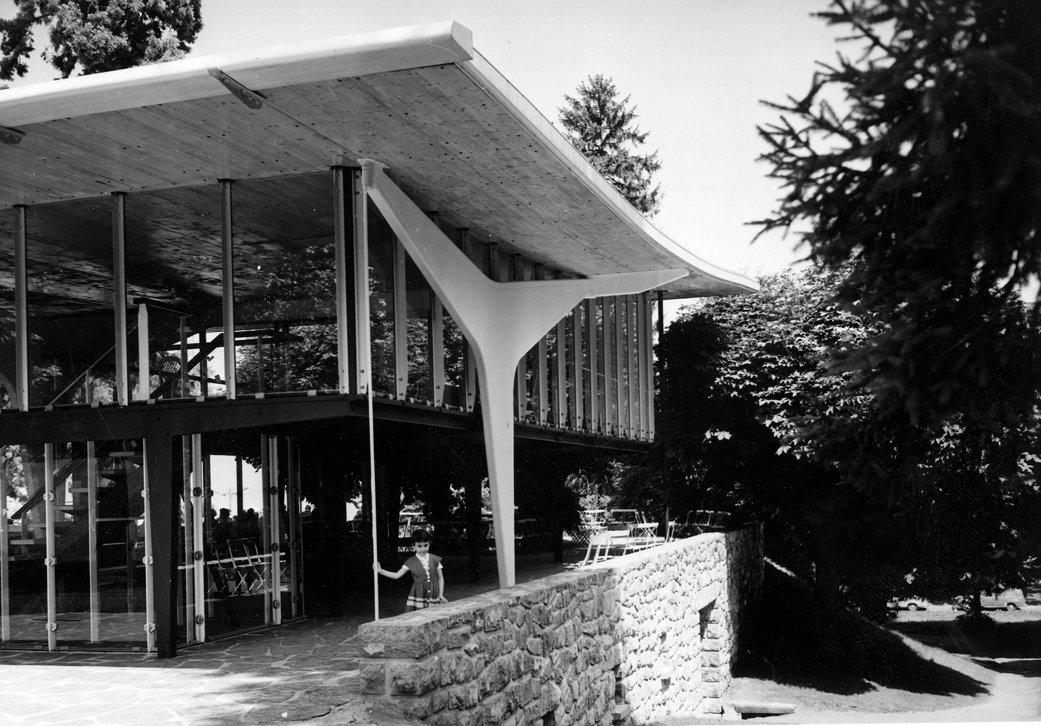 Cachat mineral water pump room, Évian, 1956 (Jean Prouvé, with architect M. Novarina, engineer S. Ketoff). View of the assembled loadbearing structure.