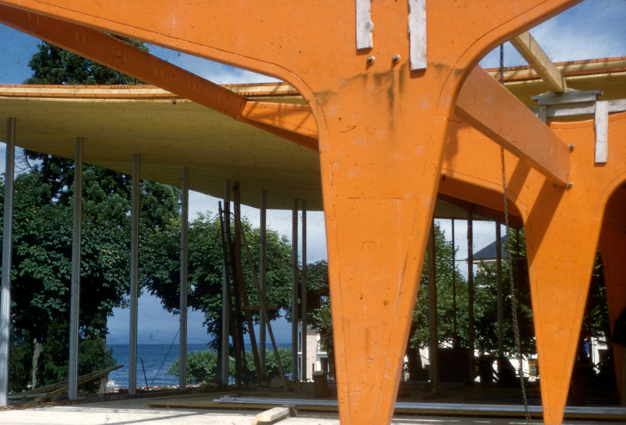 Cachat mineral water pump room, Évian, 1956 (Jean Prouvé, with architect M. Novarina, engineer S. Ketoff). Views of the assembled loadbearing structure and the lake through the building.