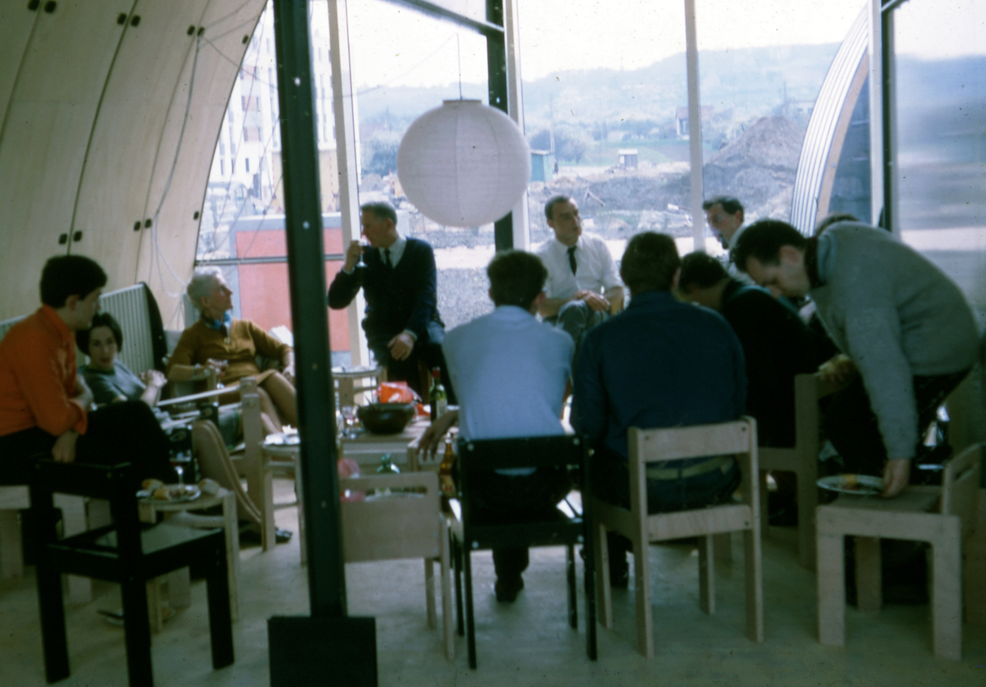 Club des Espérances, Ermont, 1967 (CIMT-Jean Prouvé), Madeleine et Jean Prouvé à l’inauguration du club.