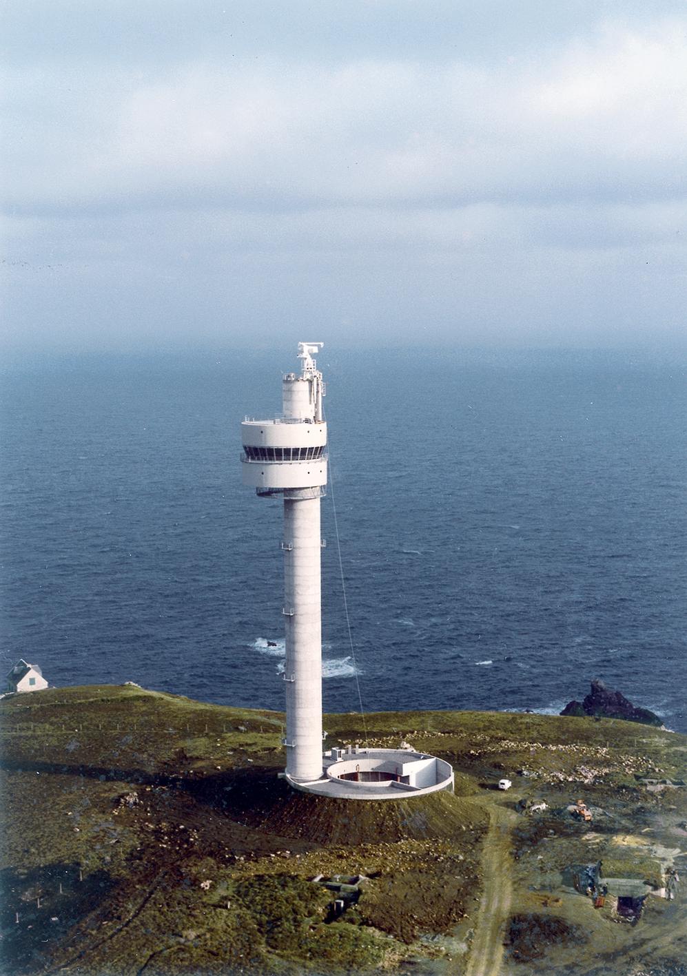 Tour hertzienne, île d’Ouessant, Finistère, 1978-1980 (Jean Prouvé, ing., avec J.-M. Jacquin, arch., et D. Ronsseray, ing.).