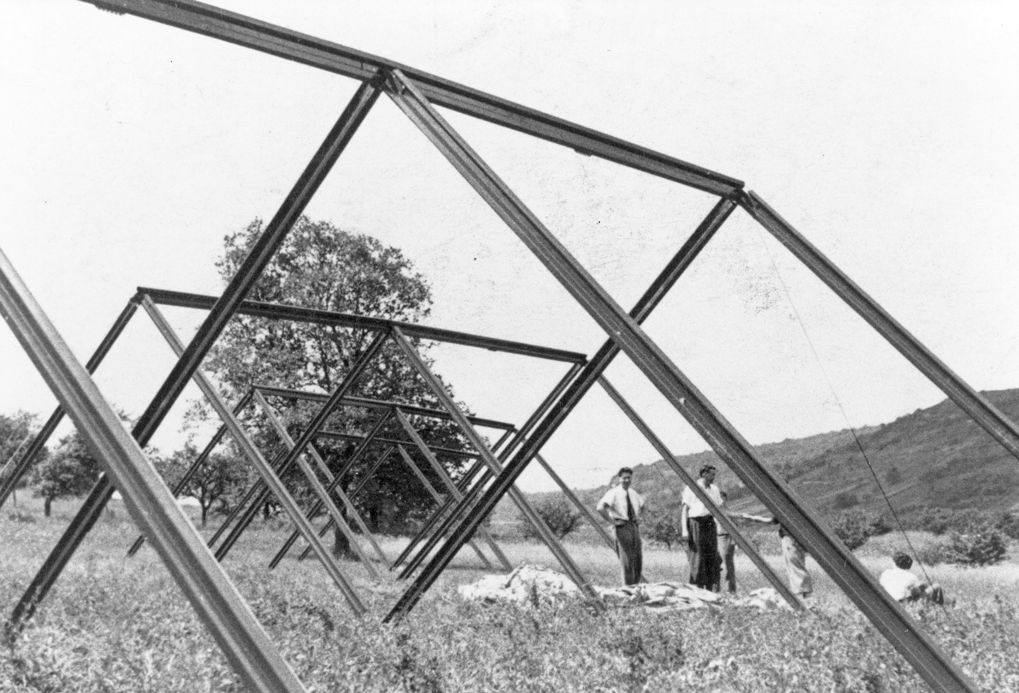 Tente, ossature extérieure métallique. Camp de vacances, Onville, 1939.