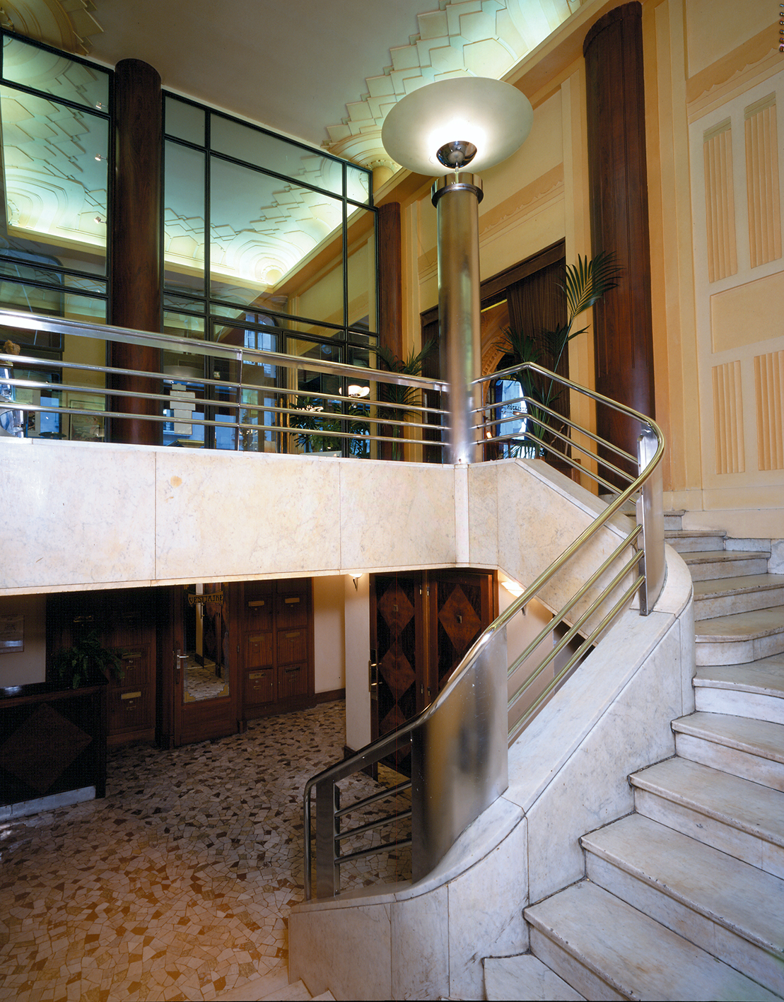 Rampe de l’escalier d’accès aux salons du sous-sol, Brasserie Excelsior, Nancy, 1931.