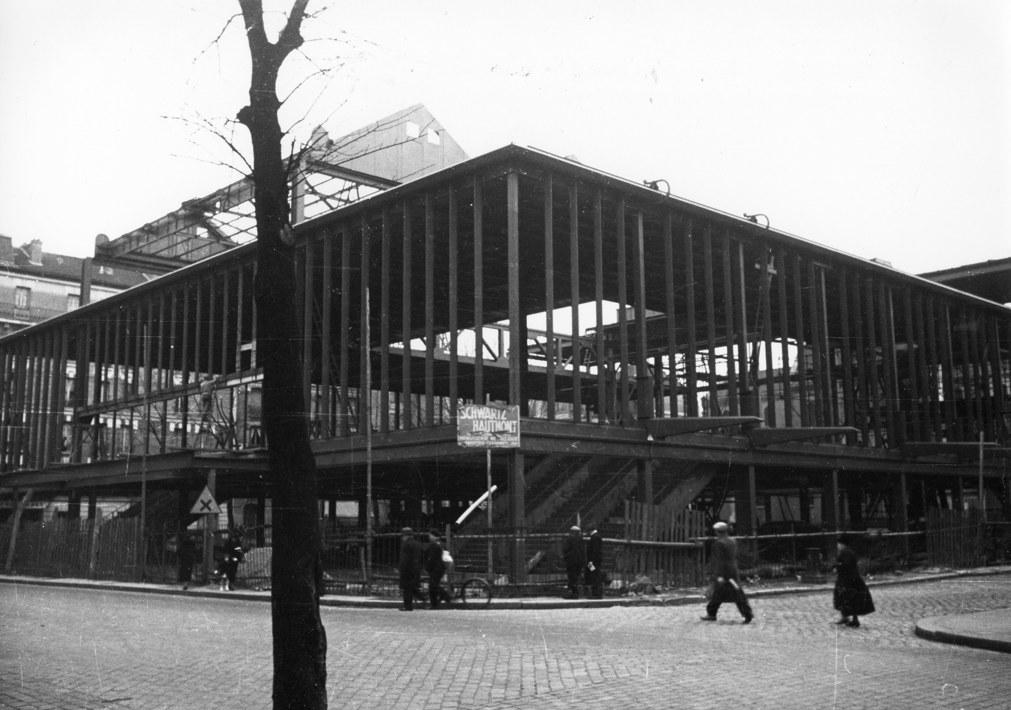 Maison du peuple (Jean Prouvé, avec E. Beaudouin et M. Lods, arch., V. Bodiansky, ing.). Clichy, 1935-1939. Vue du chantier.