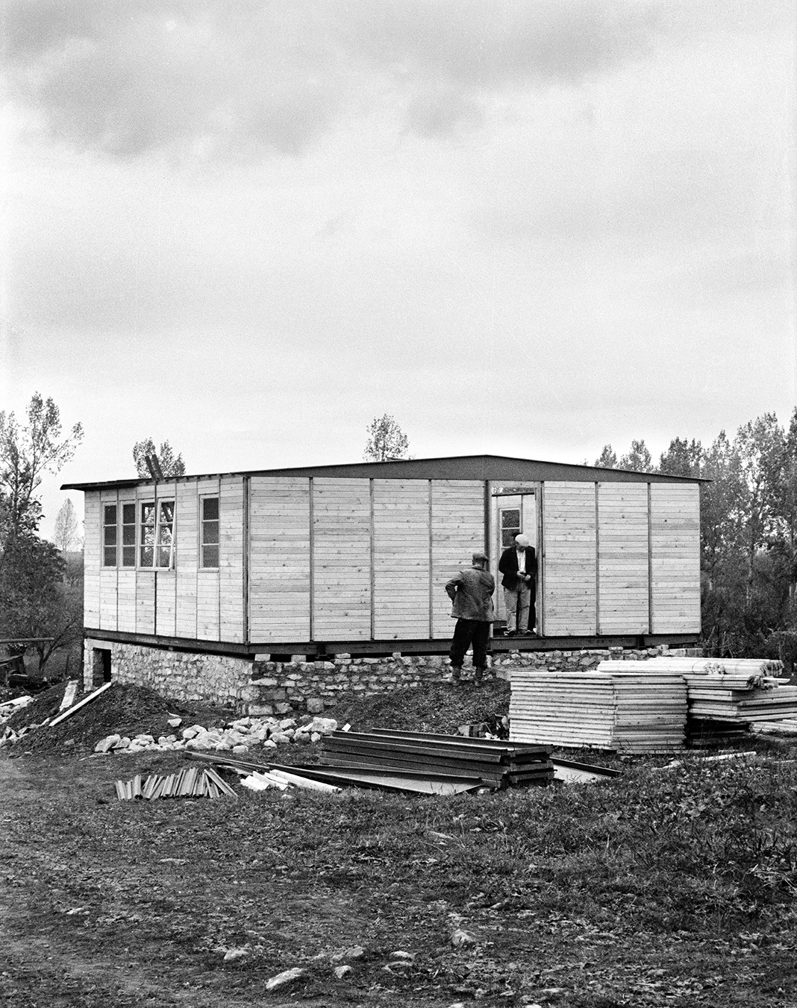 Assembly of houses 8 x 8 m. Partial view of the housing development with portal frame buildings from the Ateliers Jean Prouvé, Bezaumont, fall 1945.