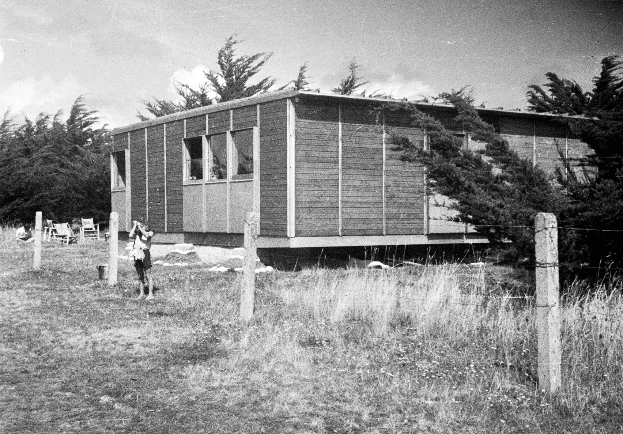 Maison démontable 8x8. Prototype monté durant l’été pour les vacances de la famille Prouvé, Carnac, 1946.