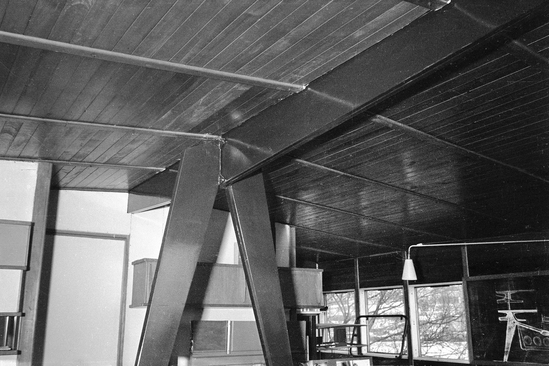 Maison démontable 8x8, bureau de Jean Prouvé, Maxéville, c. 1950. Détail du portique intérieur en V renversé.