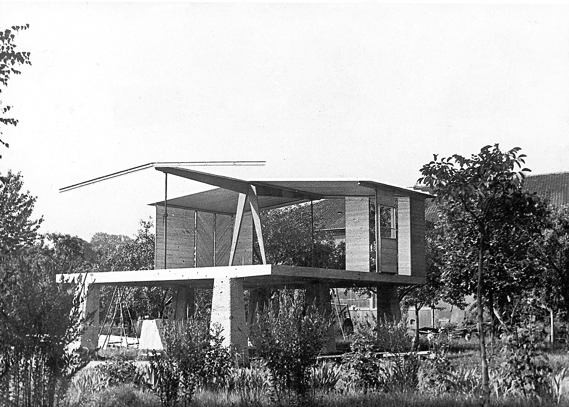 Maison démontable 8x8. Montage du pavillon, usine Permali/Le Bois bakélisé, bureau de René Schvartz, Maxéville, 1945.