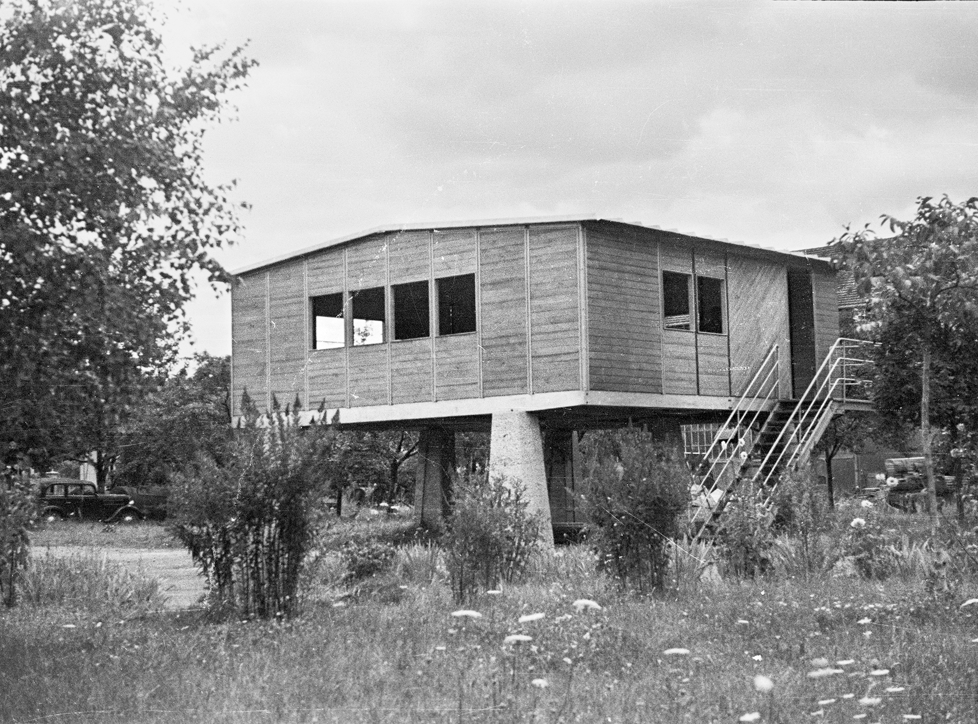 Maison démontable 8x8. Montage du pavillon, usine Permali/Le Bois bakélisé, bureau de René Schvartz, Maxéville, 1945.