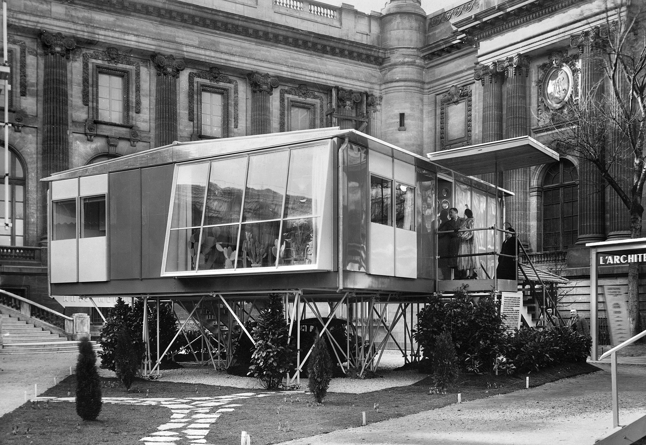 Maison démontable Métropole. Pavillon 8x8 à l’Exposition de l’habitation, Salon des arts ménagers, Grand Palais, Paris, février 1950.