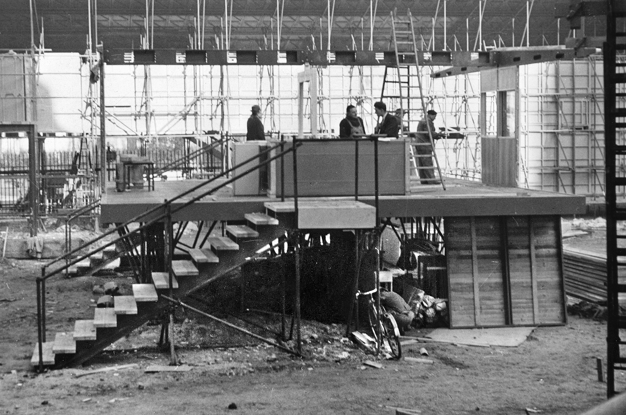 Métropole demountable house. Assembling an 8x8 house at the Housing Exhibition, Salon des Arts Ménagers, Grand Palais, Paris, February 1950.