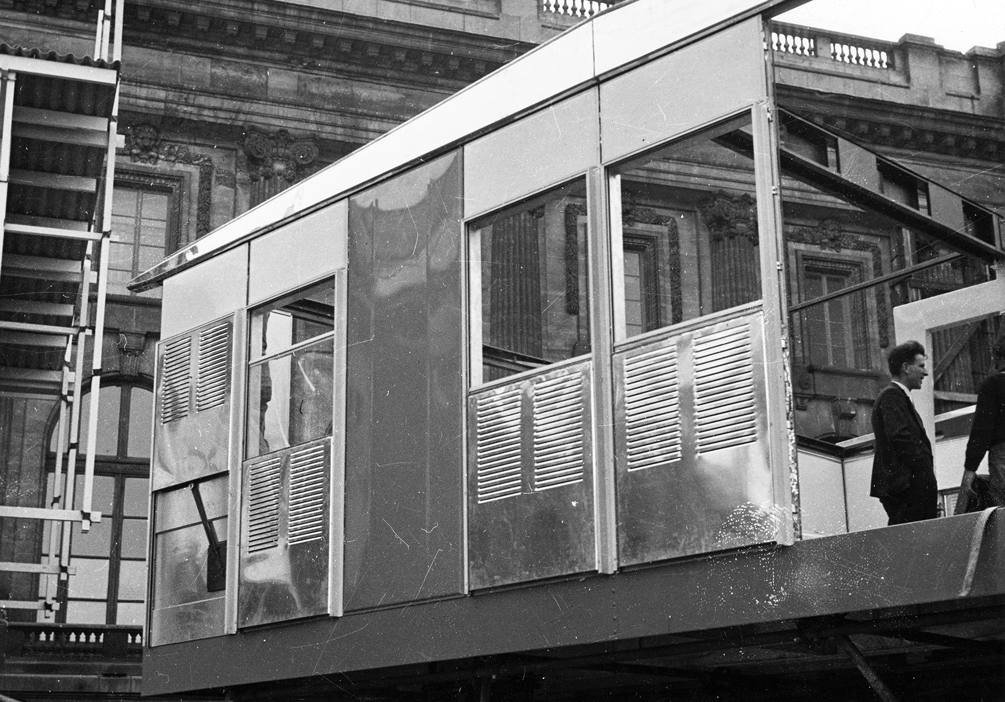 Maison démontable Métropole. Montage d’un pavillon 8x8 à l’Exposition de l’habitation, Salon des arts ménagers, Grand Palais, Paris, février 1950.