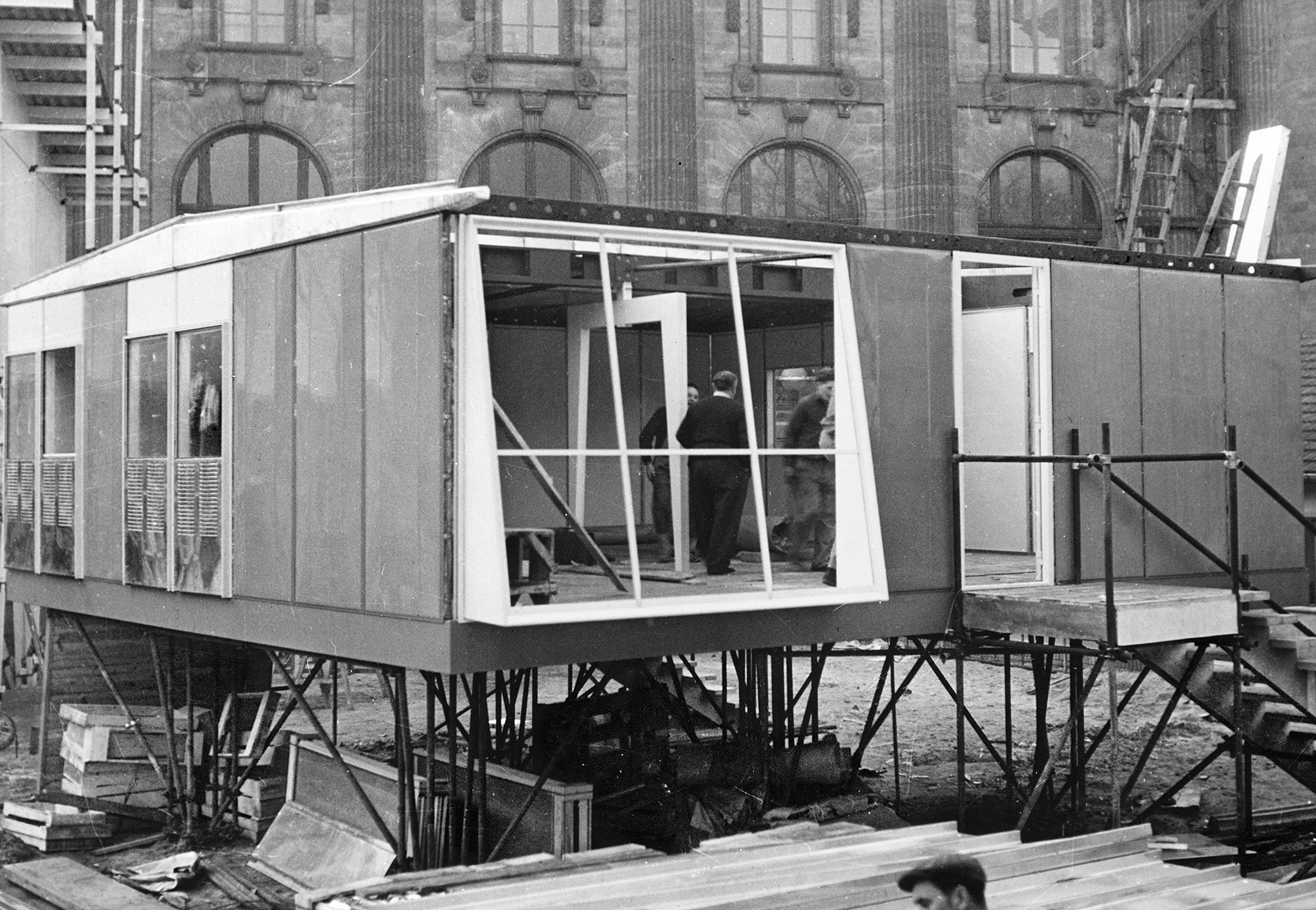 Métropole demountable house. Assembling an 8x8 house at the Housing Exhibition, Salon des Arts Ménagers, Grand Palais, Paris, February 1950.