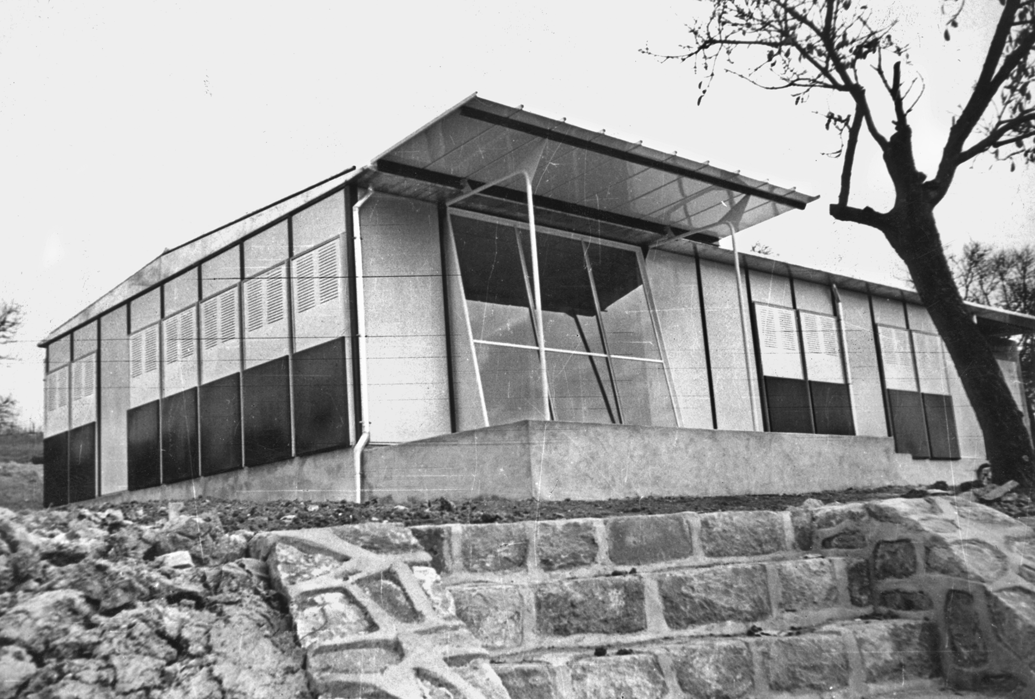 Maison démontable Métropole. Pavillon 8x12 pour l’institutrice, groupe scolaire de Vantoux, 1950.