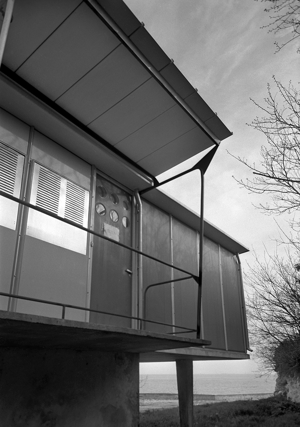 Maison démontable Métropole. Le pavillon 8x12 surélevé, installé à Royan par le ministère de la Reconstruction et de l’Urbanisme, 1951.