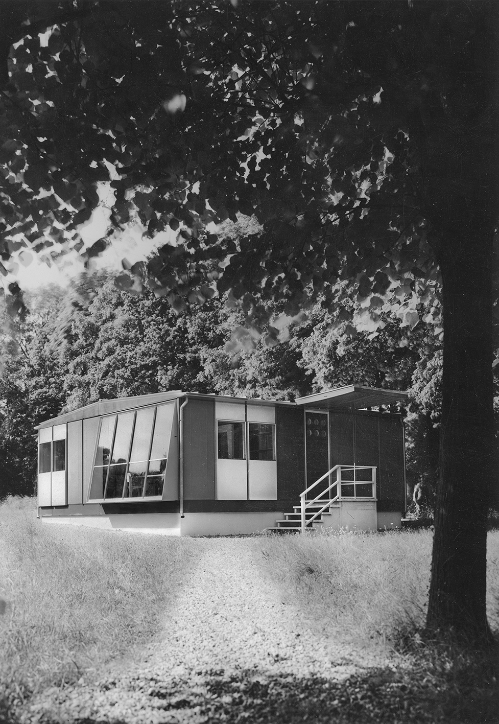 Métropole demountable house. Prototype of an 8x8 house, Eaubonne, 1949.