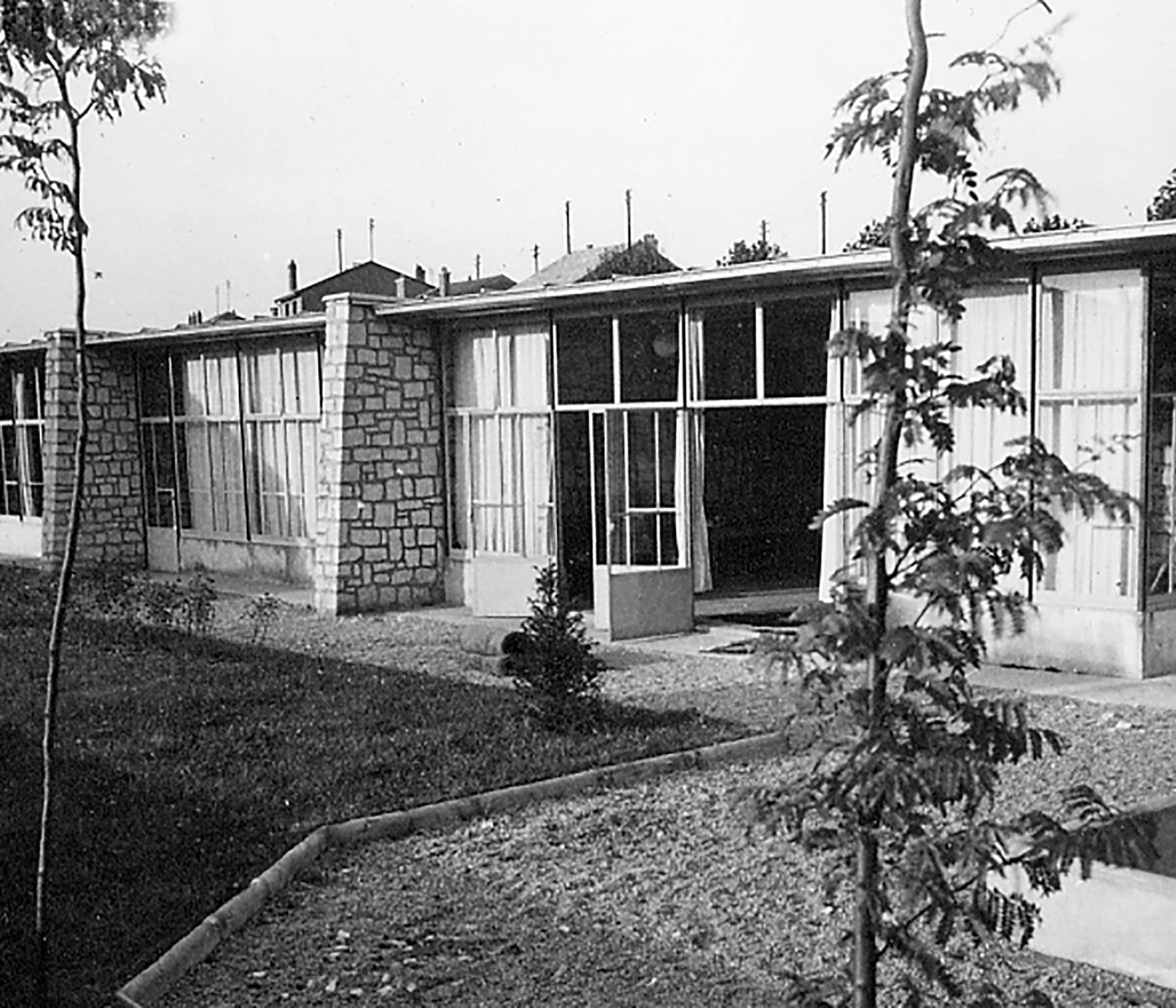 École maternelle du Placieux, Villiers-lès-Nancy, 1951 (H. Prouvé, arch.).