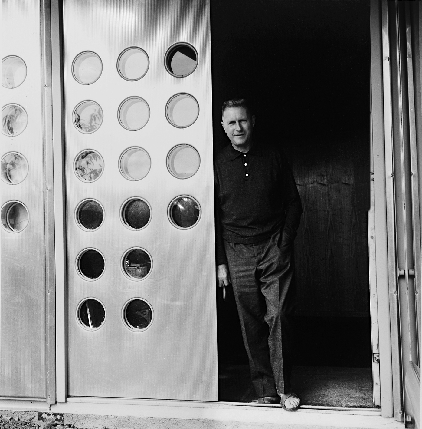 Jean Prouvé à l’entrée de sa maison, Nancy, 1962.