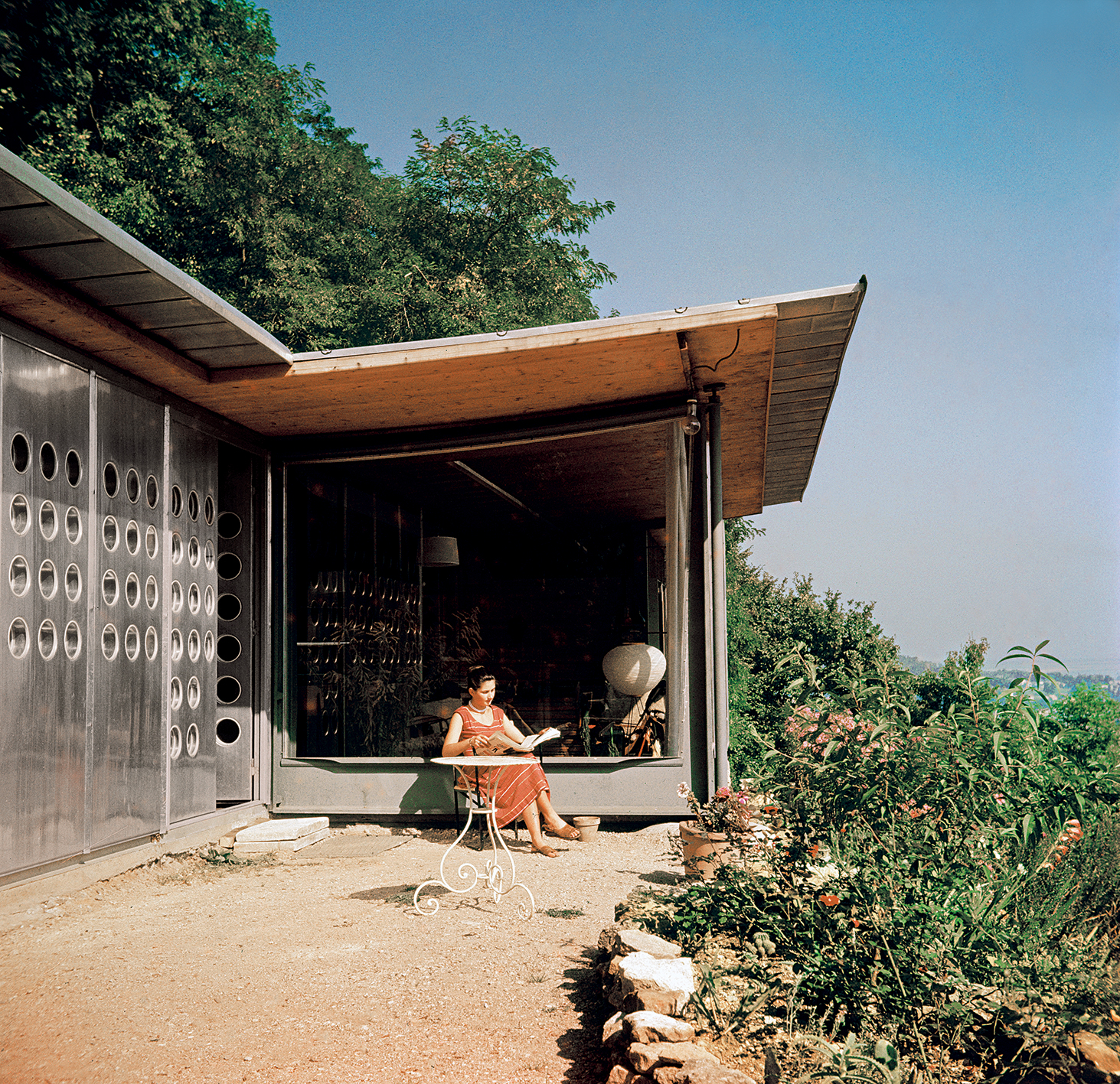 La maison J. Prouvé. Simone Prouvé sur la terrasse côté sud, Le Haut-du-Lièvre, Nancy, c. 1962.