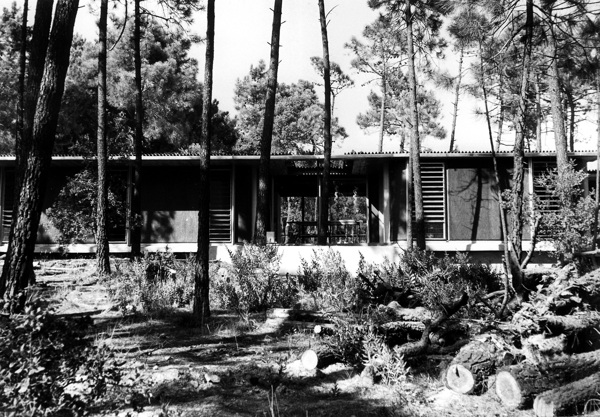 Villa Seynave, domaine de Beauvallon, Grimaud, 1961 (Jean Prouvé, avec N. Hutchison, J. Parente, M. Sauzet, J. Vilfour, arch.).