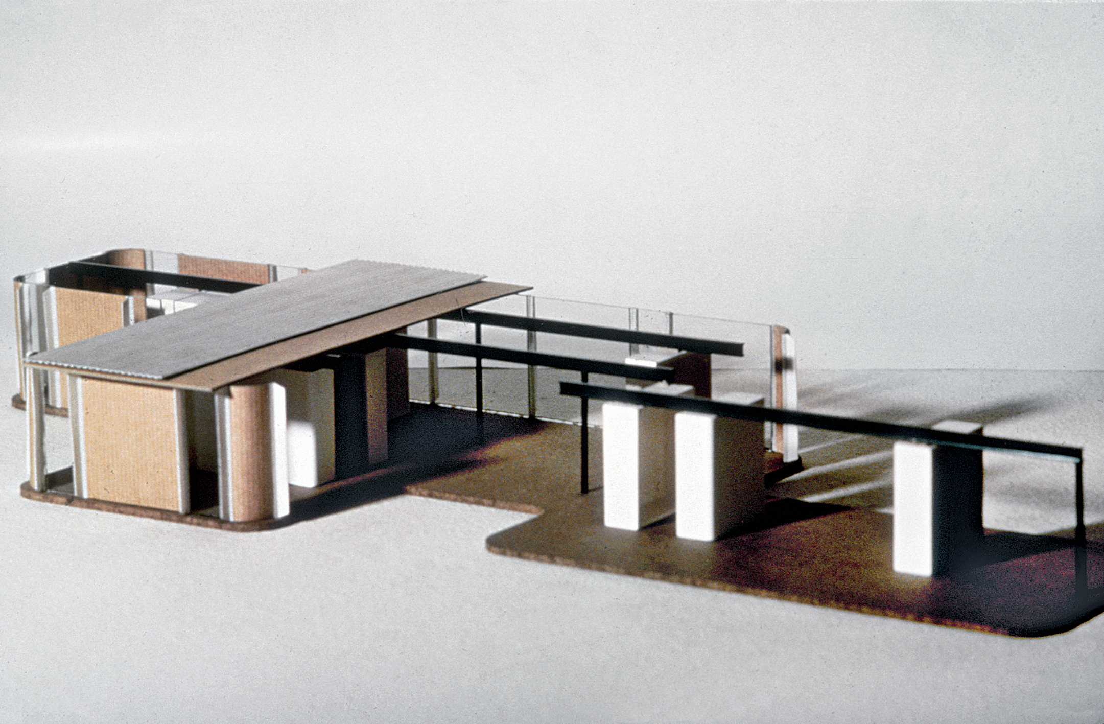 Villa Seynave, 1961 (Jean Prouvé, with architects N. Hutchison, J. Parente, M. Sauzet, J. Vilfour). Model presented at the exhibition “Jean Prouvé”, Musée des Arts Décoratifs, Paris, 1964.