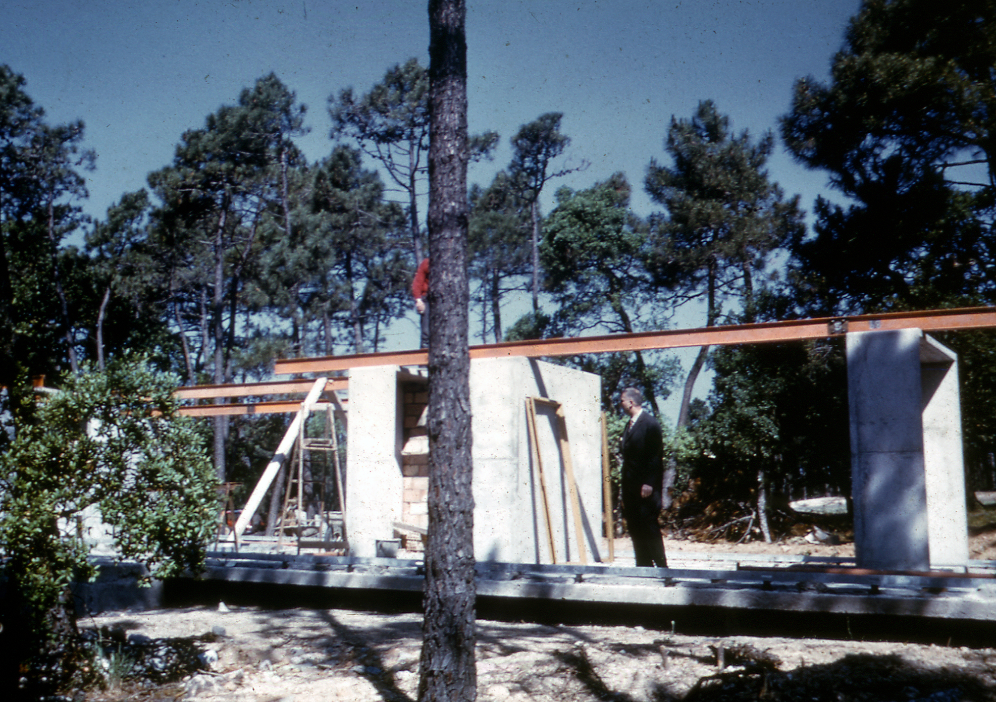 Villa Seynave, Domaine de Beauvallon, Grimaud, 1961 (Jean Prouvé, with architects N. Hutchison, J. Parente, M. Sauzet, J. Vilfour). View of the building site with Jean Prouvé.