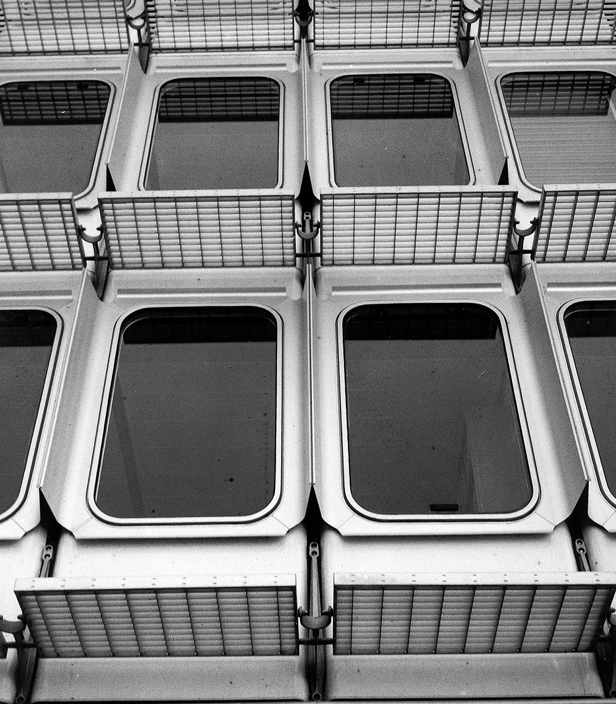 Façades, bâtiment V de l’Unesco, Paris, 1969 (B. H. Zehrfuss, arch.). Panneaux de façade conçus par Jean Prouvé.